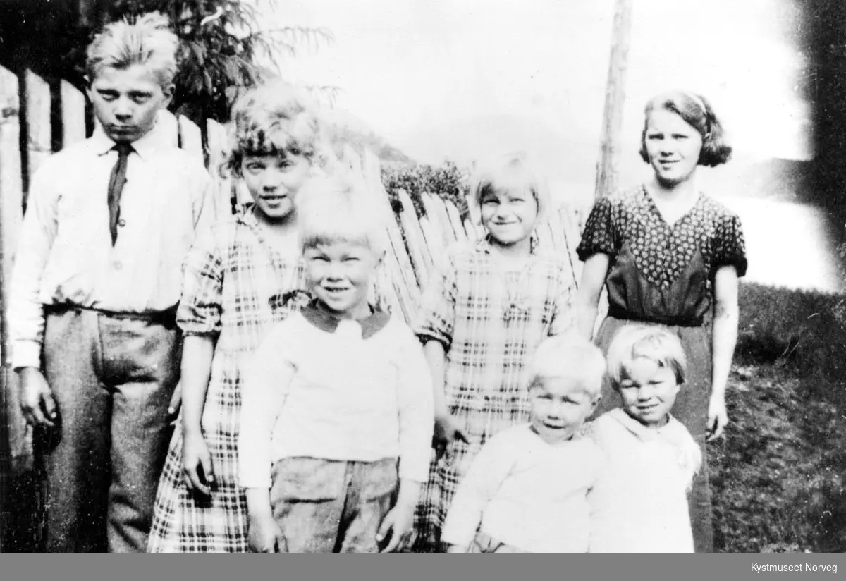 Fra venstre: søsknene Marvin, Aud, Hilmar, Berit, Erling, Eldbjørg og Aslaug Strand