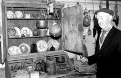 Paul Woxeng i stabburet på Vågsenget med alle gjenstandene i