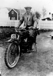 Olav Wassås på en Cleveland motorsykkel