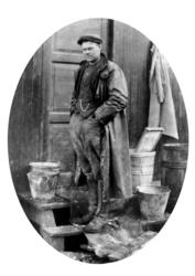 Olav Wassås ved ei brakke under bygging av Ottersøy bruene o