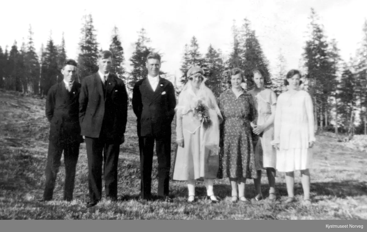 Hartvik og Tordis Strømlis bryllup. Fra venstre står Kåre Kristensen, Kristian Olsen, brudeparet, Helga Wennevik, Gunvor og Jorunn Kristensen