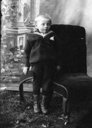 Liten ukjent gutt i matrosdress