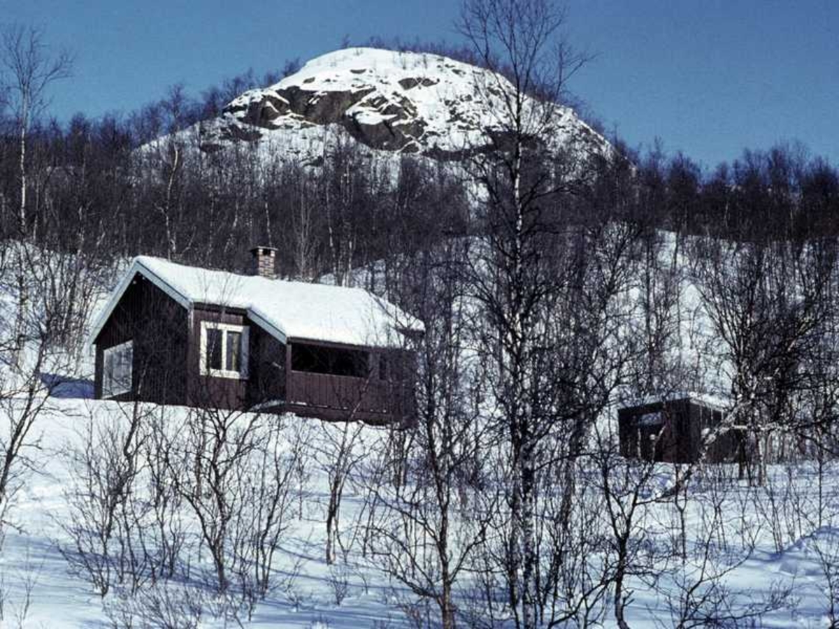 Hytte i Håkvikdalen, Ankenes (Narvik), tilhørende distriktslege Andreassen i Ankenes. Opprinnelig bygd som anleggsbrakke.