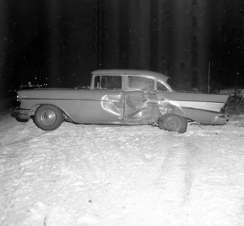 Enligt notering: "Krock vid Sörvik 8/12 1960". Bilen är en Chevrolet 1957.