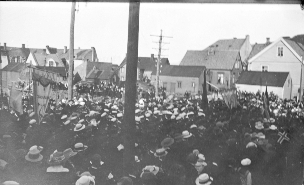 Folk og faner i Hvedings gate på 17. mai, antagelig like før 1920.