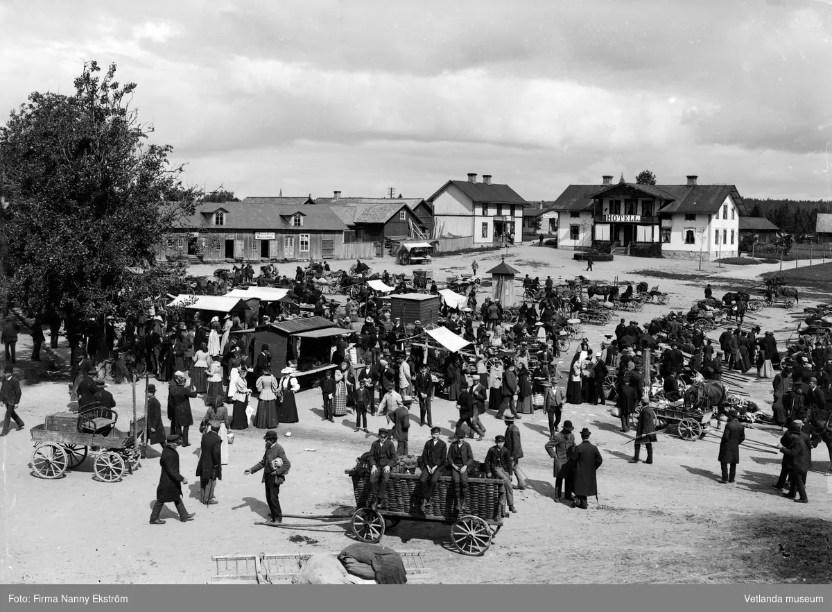 Marknad på Stortorget i Vetlanda, 11 Juni 1902. I bakgrunden syns hotellet och till vänster om det A. Wiklunds fotoateljé.