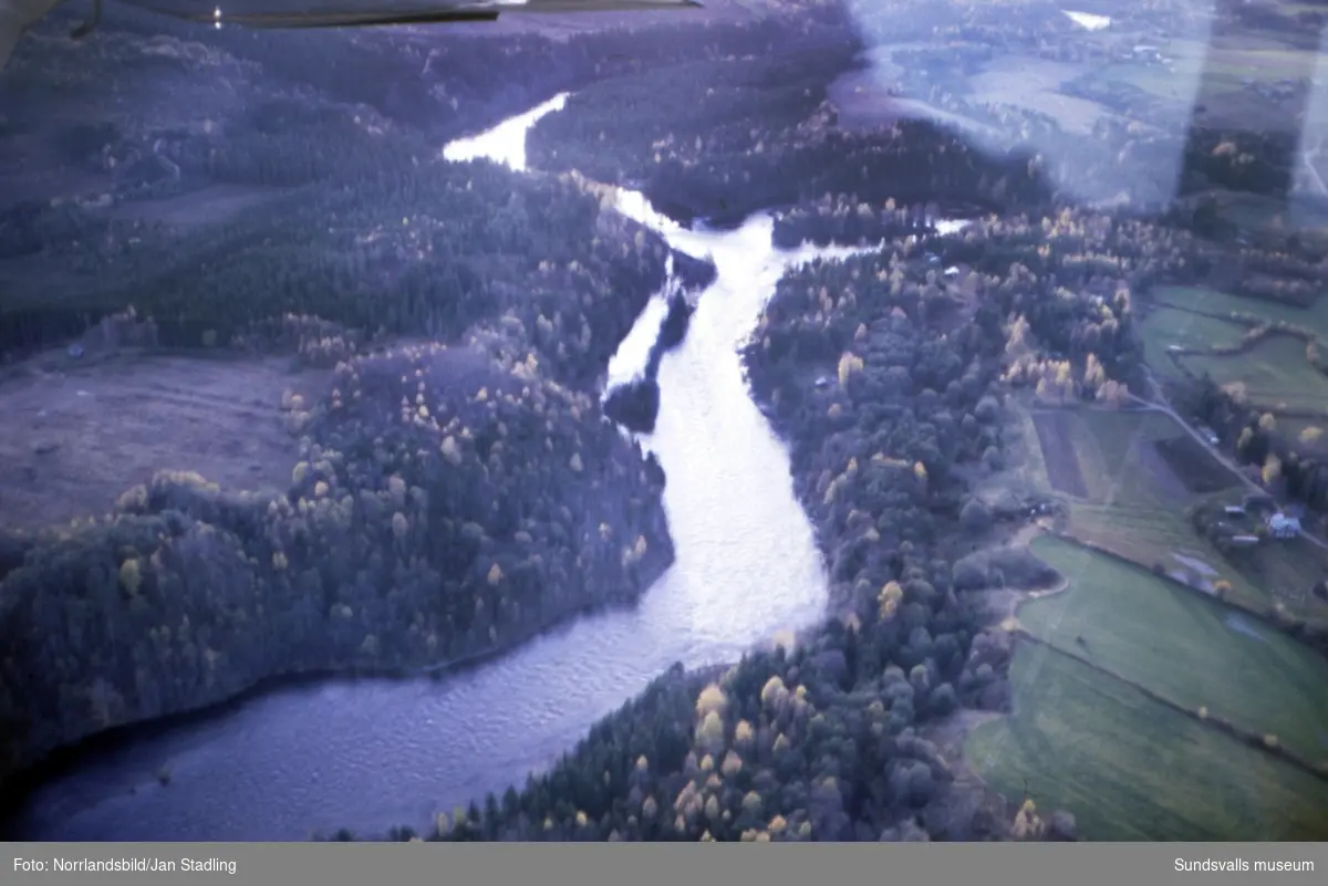 Flygfoton över Ljungan från Njurundabommen  och uppströms till Nolbyströmmen, Grenforsen och Krokforsen.