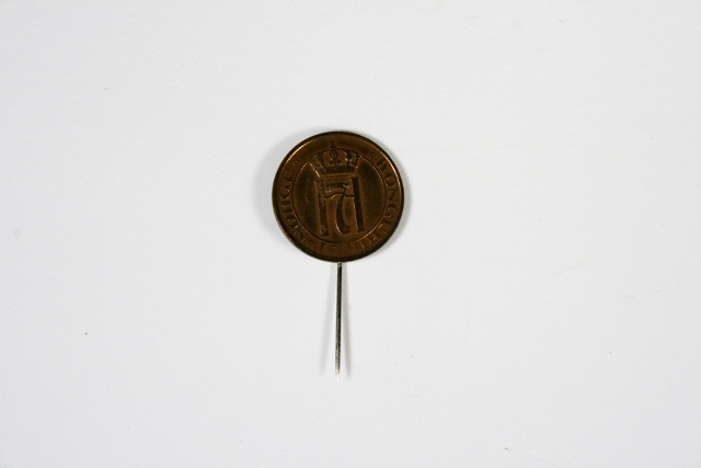 Nål laget av en 2 øre mynt