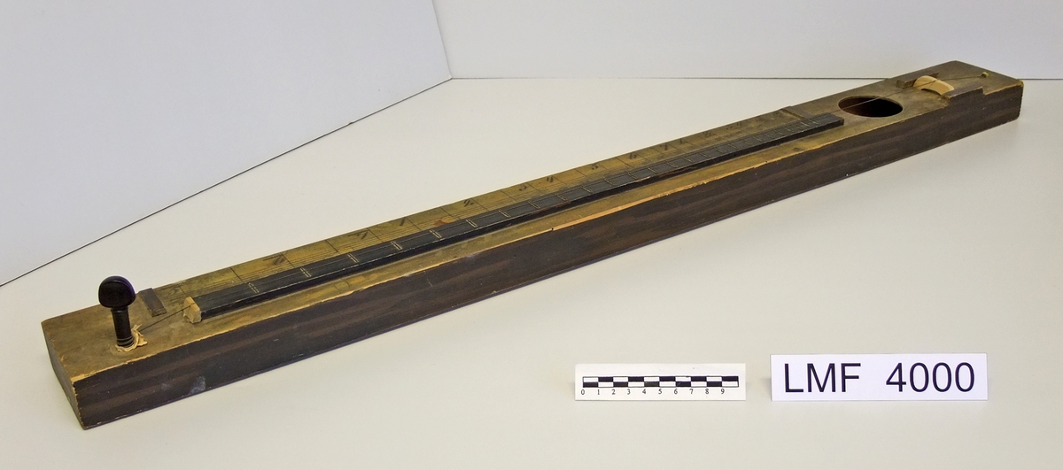 Strengeinstrument som består av en klangkasse med bare én streng.

Brukt på Hetland skole (1837), Vanse, Lista.

Form:  Rektangulær