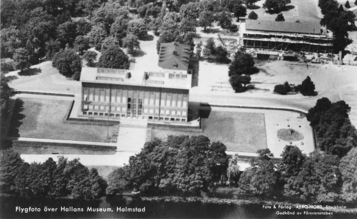 Flygfoto av f d "Hallands museum" (Obs. felstavningen på fotot). I bakgrunden t h läroverkets byggnader under uppförande.