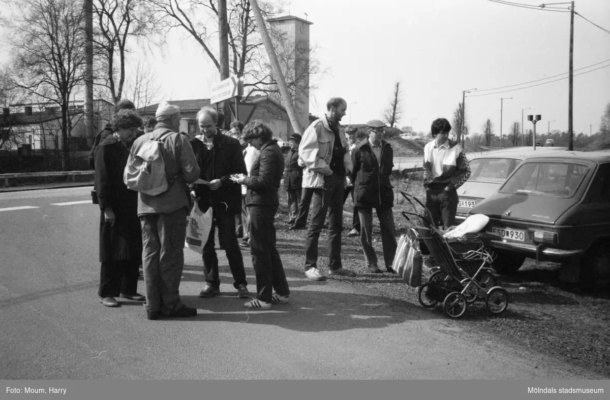 Lindome Hembygdsgille anordnar sockenvandring i Lindome, år 1983. En samling människor vid Gödebergsvägen.

För mer information om bilden se under tilläggsinformation.