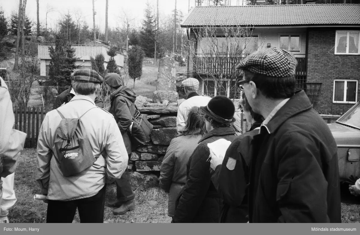 Lindome Hembygdsgille anordnar sockenvandring i Lindome, år 1983. Vägsten vid gamla landsvägen.

För mer information om bilden se under tilläggsinformation.