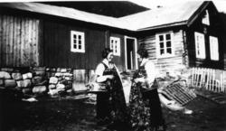 Maria og Anne Hjelmen med sendingskorga (sendingskørji, dial