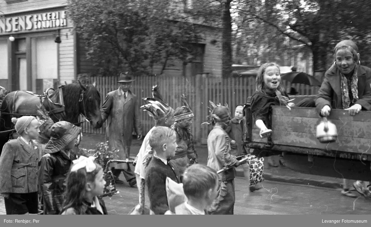 Barnas dag, Levanger, utkledde barn på lastebil og i gata.