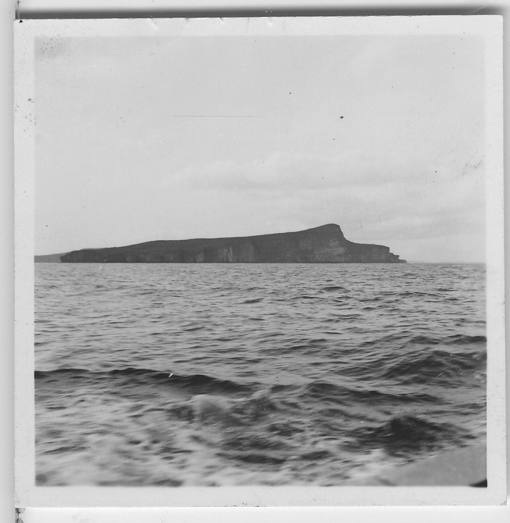 'Från ''Skageraks''-expeditionen till Hebriderna och Shetland: ::  :: Noss med omgivande vatten (förminskad version av foto nr 4113:47). ::  :: Ingår i serie med fotonr. 4113:1-82.'