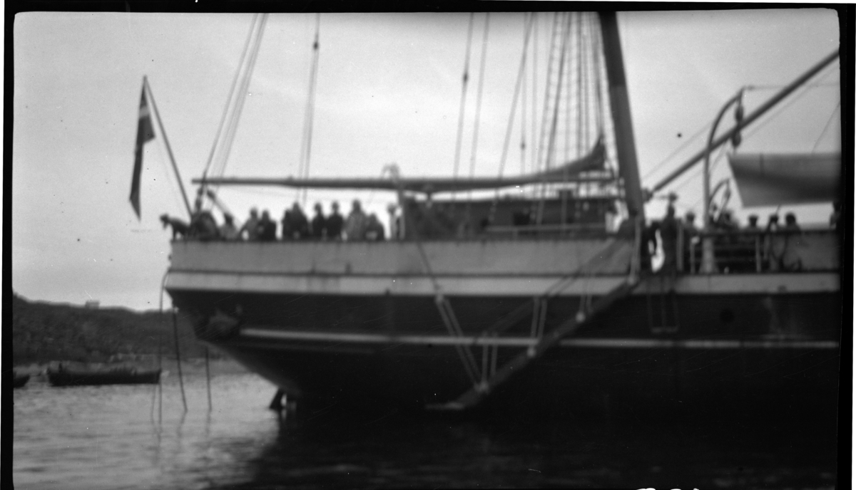 'Vy med fartyg med människor på båtdäcket. ::  :: Enligt kuvertet som negativet låg i ''Trip to W-Grönland VI 1931-07-16-1931-07-19.'' ::  :: Ingår i serie Fotonr. 5217:1-103. Se även hela fotonr. 5202-5218 med bilder från Frits Johansen.'