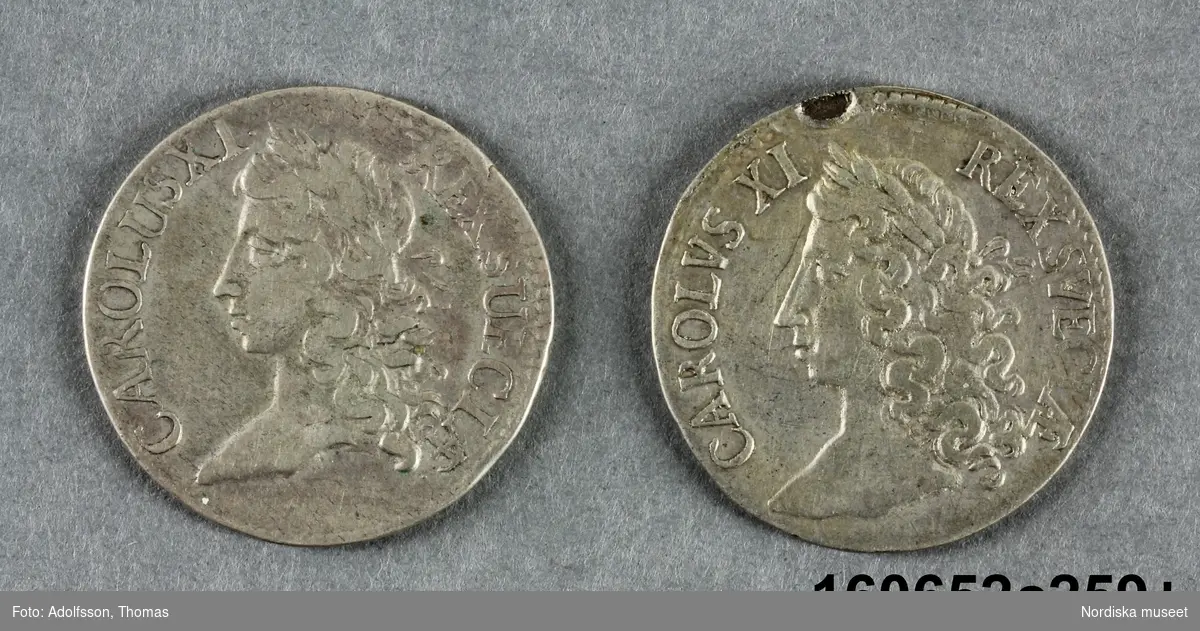 Två likadana mynt.