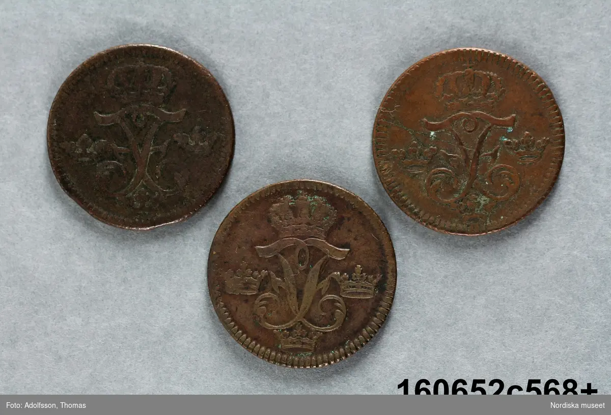 Tre likadana mynt.