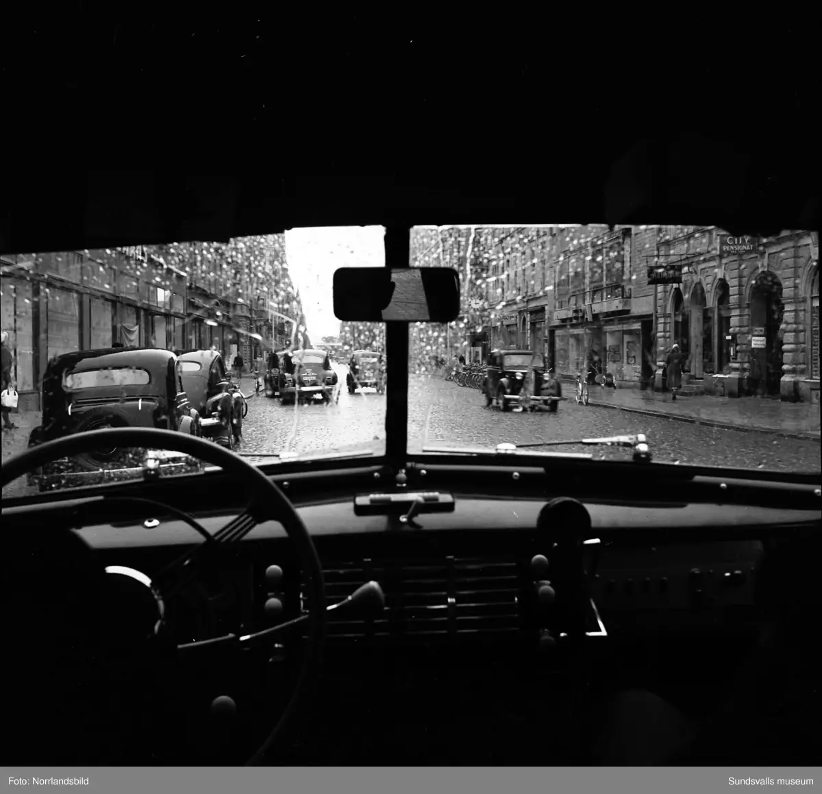 Fyra bilder från olika partier av Storgatan 1950. Bilderna illustrerar en del av de problem som är en följd av det ökande antalet bilar och cyklar i staden.