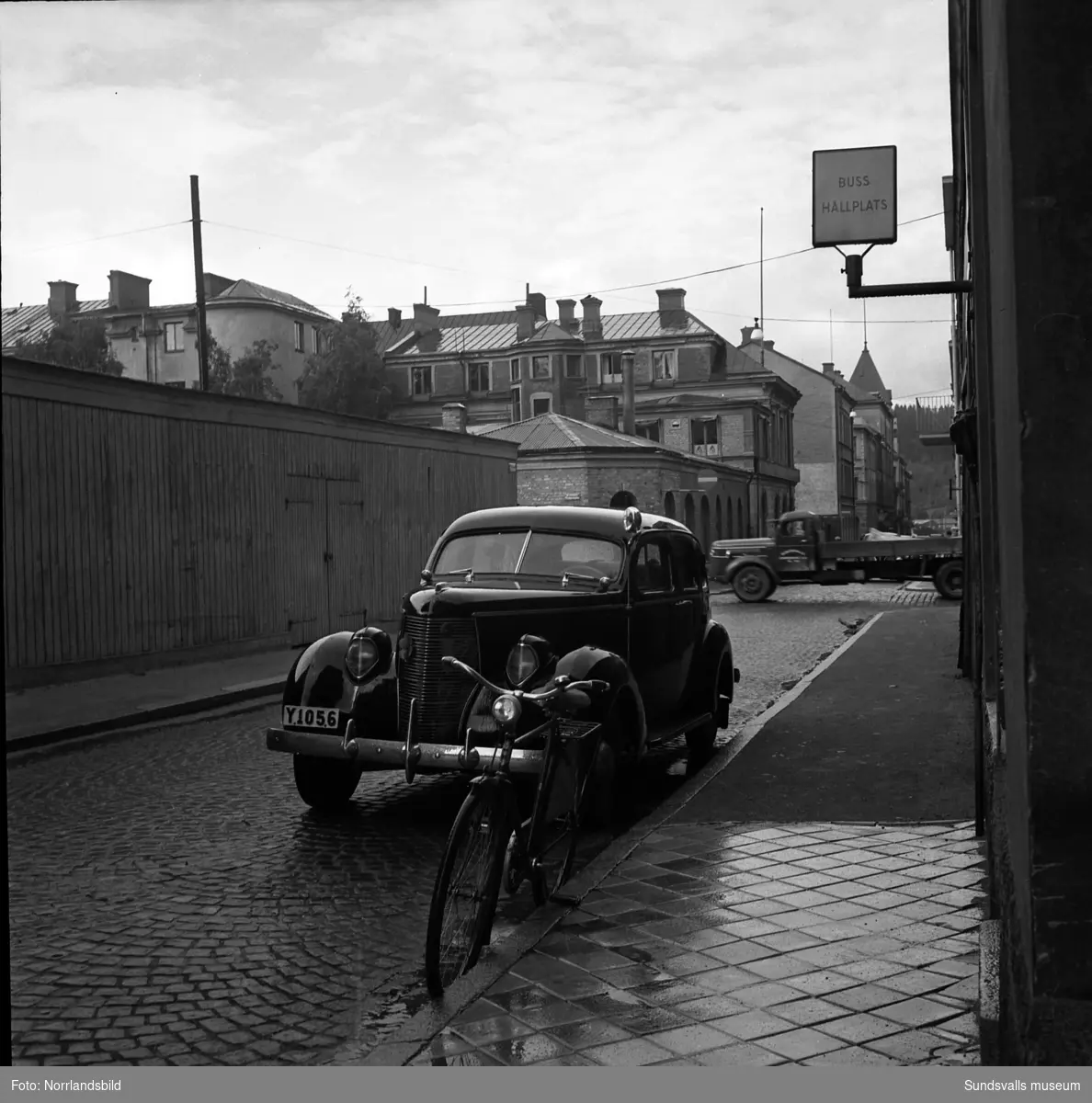 Gatubilder från kvarteren kring korsningen Trädgårdsgatan-Tullgatan 1950. Bilderna illustrerar trafikproblem till följd av allt fler fordon i staden. Bland annat syns numera rivna Hotell Grand vid Trädgårdsgatan 4.