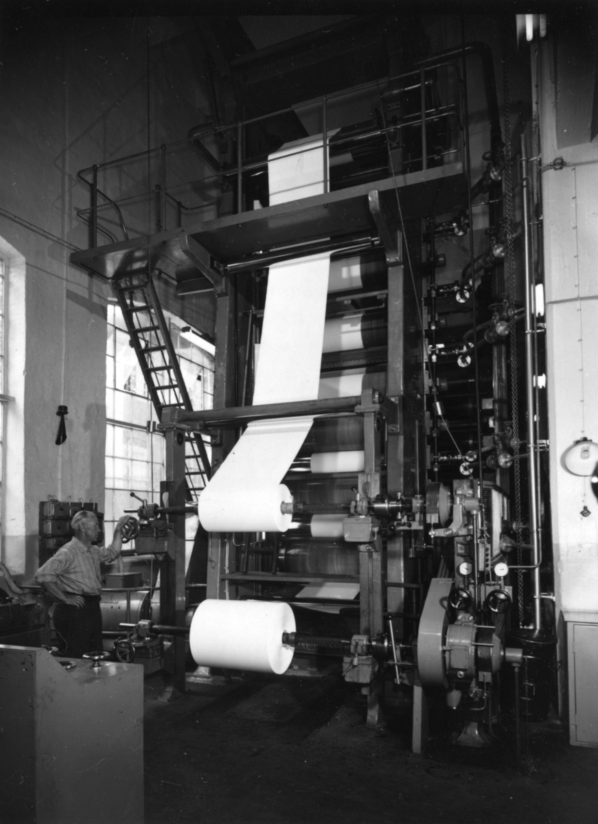 Pannrum, glätt på Papyrus fabrik, 20/6-1955.
En man är med på bilden.