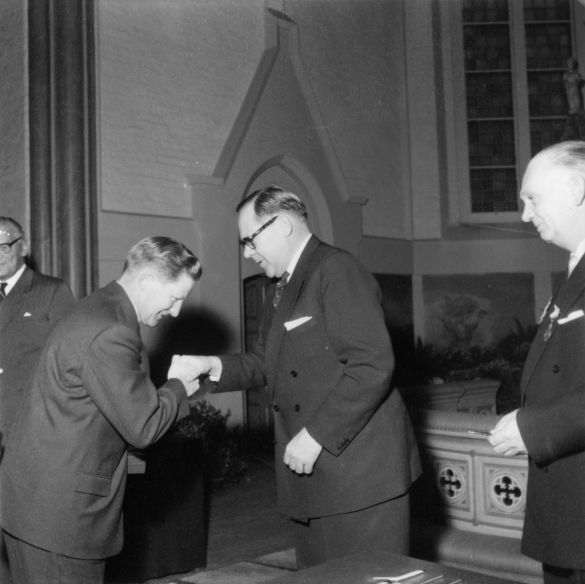 Utdelning av minnesgåvan den 9/11 1960.
Gullstrand, disponent Hans Hulthén, Karl Kjellman, Boheman.
