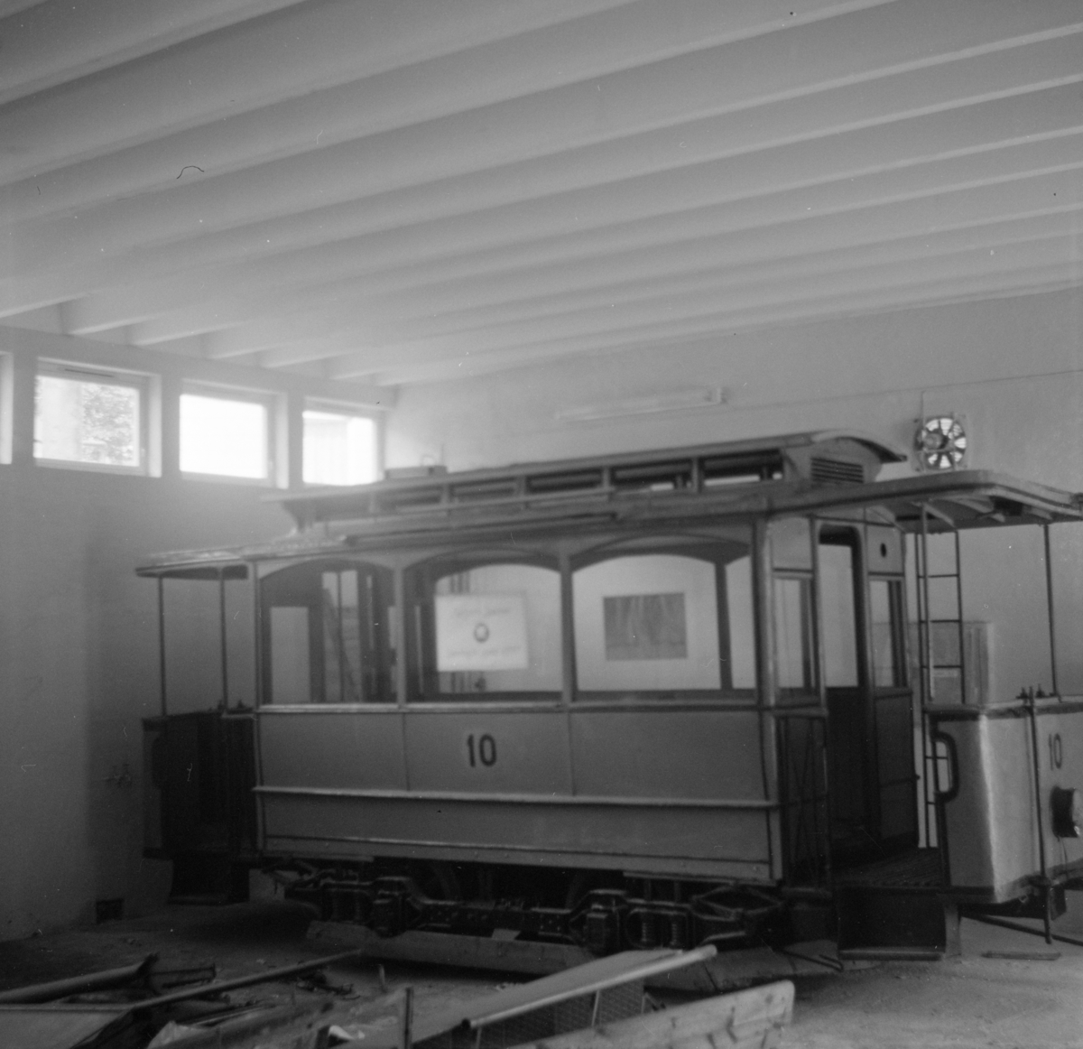 Motorvogn nr. 10 fra Bergen Sporvei, hensatt innendørs ved Mannsverk, Sporveiens verksted og garasjer for bussene. Dette er den eneste bevarte av Bergens Sporveis vognmateriell.