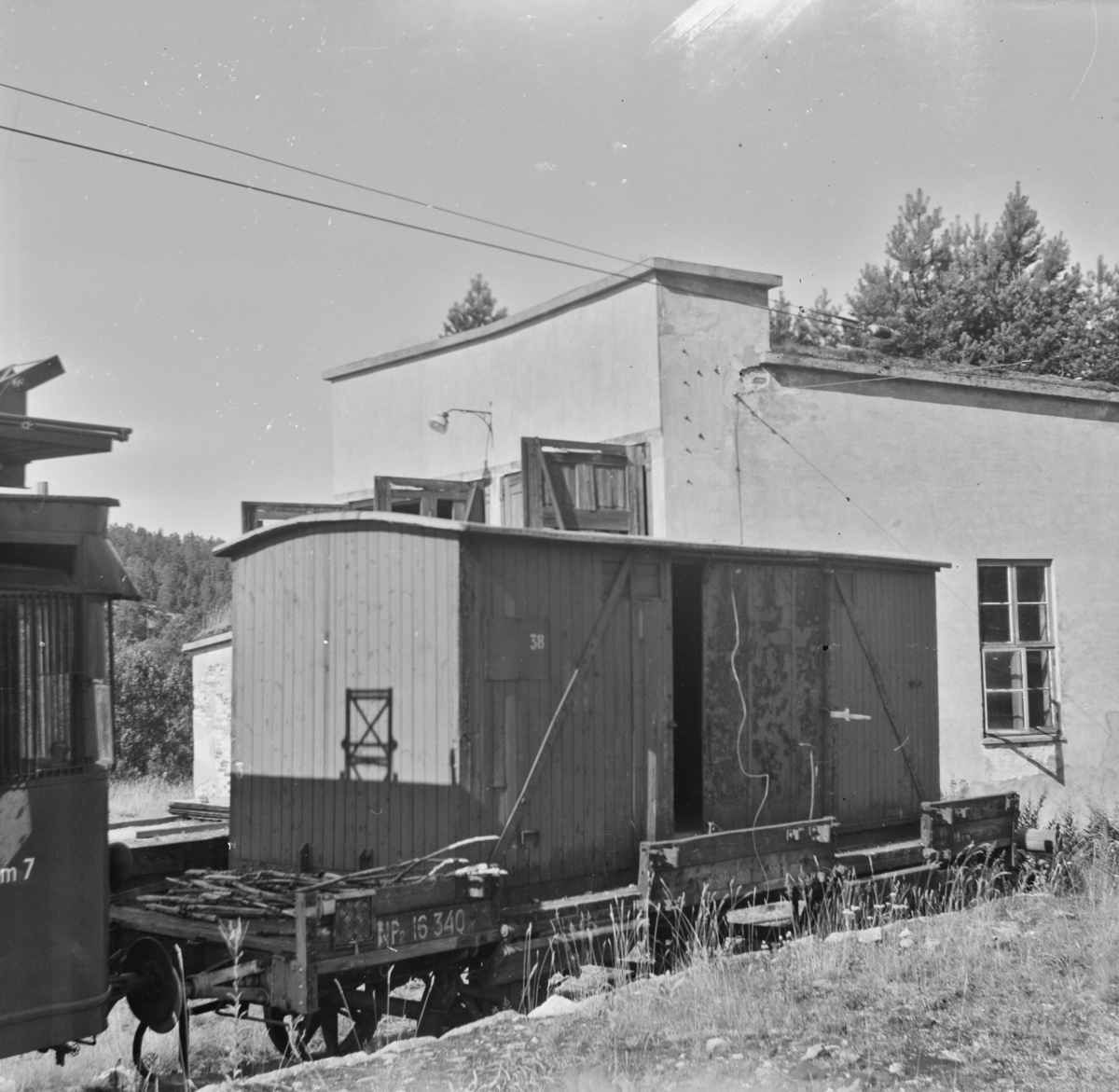 Lukket løftekasse G 38, bygget for 1067 mm sporvidde. Her står den på normalsporet godsvogn NP 16340 ved lokomotivstallen på Nelaug.