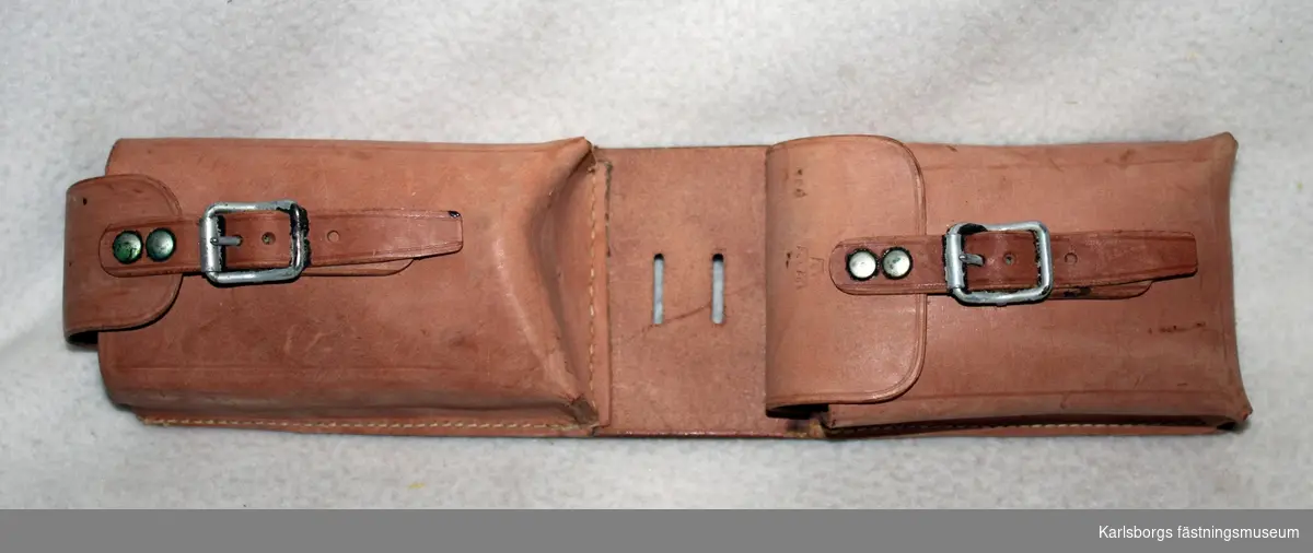 Läderväskor för förvaring av batterier till radio, användes av signalister.