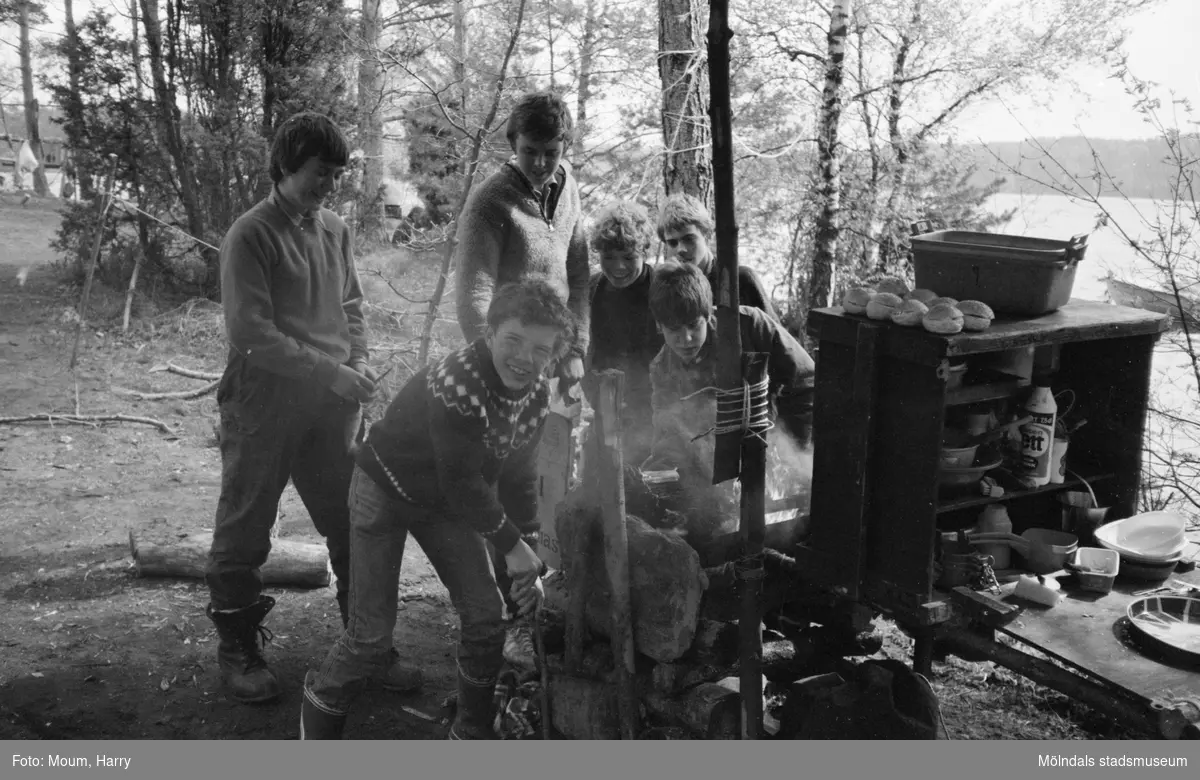 Annestorpsdalens scoutkårs läger vid Djursjön i Lindome, år 1983.

För mer information om bilden se under tilläggsinformation.