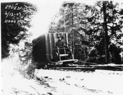 Transformator? Trekkes på tømmerstokker 2 Desember 1907. Stø