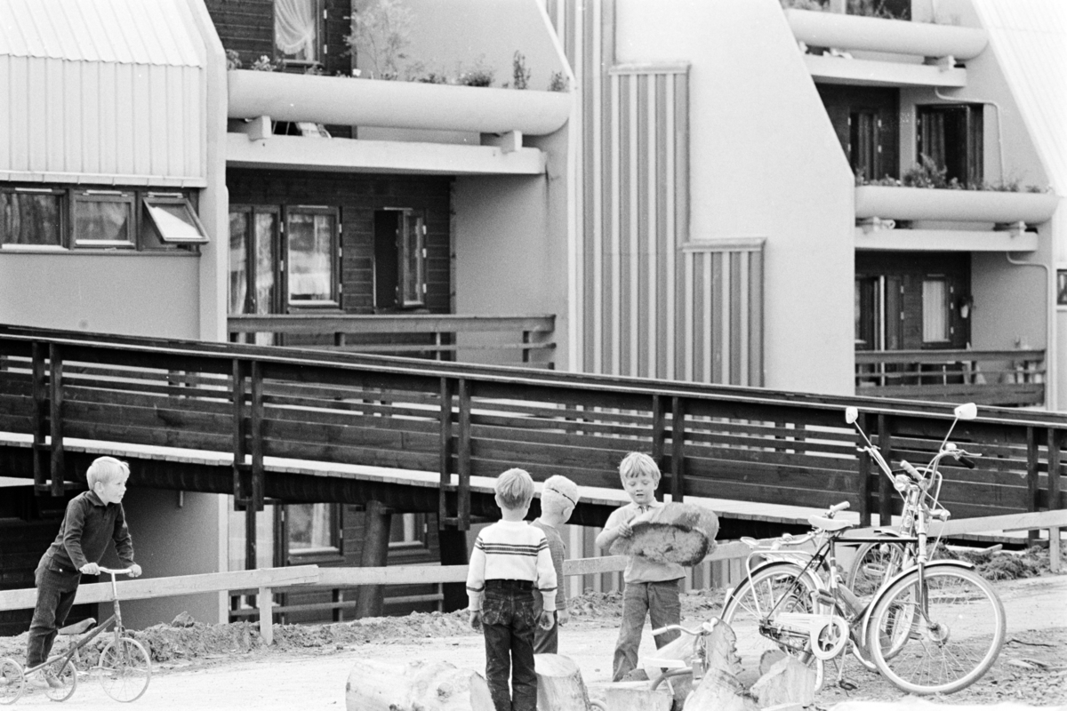Barn leker utenfor terrasseleiligheter på Vestli.