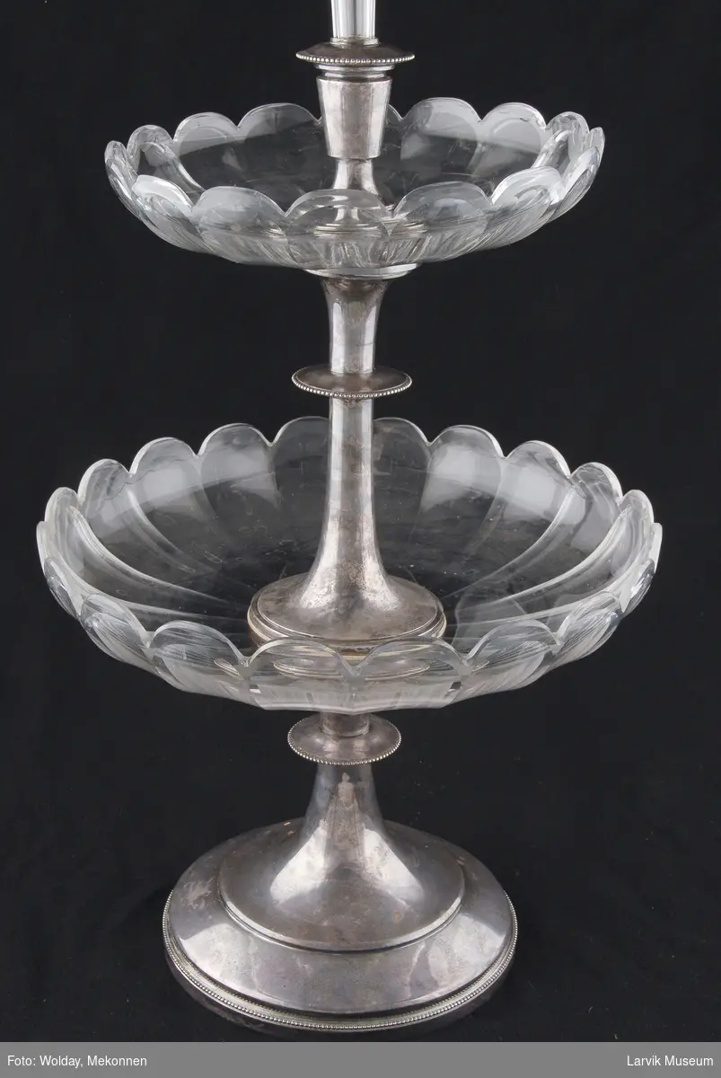 Teknikk: fot og stangholder av forsølvet hvitmetall- legering, vase og 2 skål/fat av slepent krystall, vasen er avtagbar
Form: rund, slank
