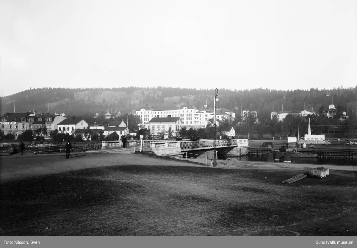 Tivolibron (svängbron) med gamla lasarettet och resturang Tivoli på Norrmalm i bakgrunden.