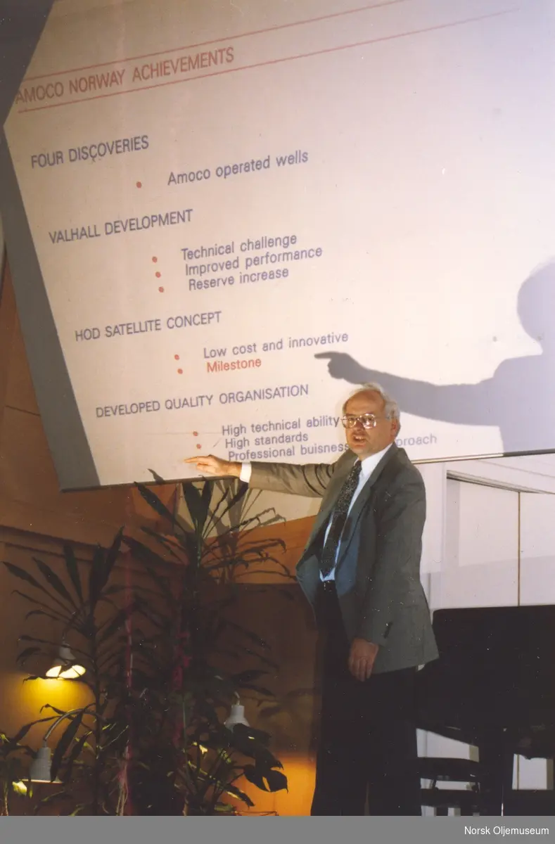 Bob Erickson gir en presentasjon om hva Amoco Norway har oppnådd på blant annet Valhall-feltet.