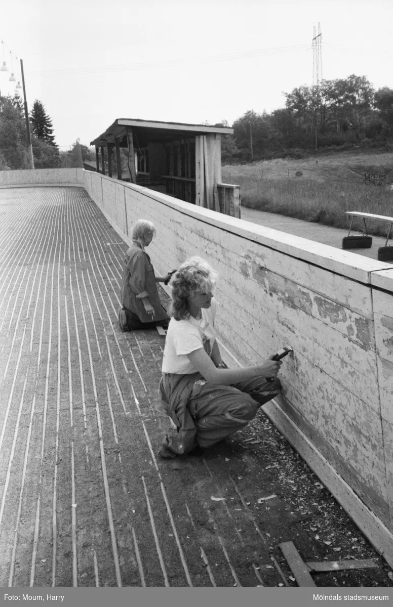 Feriearbete för ungdomar i Kållered, år 1983. Upprustning av Kållereds isbana.

För mer information om bilden se under tilläggsinformation.