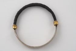 Uten tittel [Armbånd]