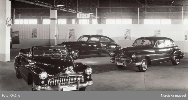 General Motors Nordiska Ab. "GM Nordiska visar upp alla GM-bilar på en utställning i sina fabrikslokaler i Hammarby. Här olika modeller av Buick".  Enl kommentar DigitaltMuseum: Buick 1948: Convertible, Sedanette,och 4dr sedan .
