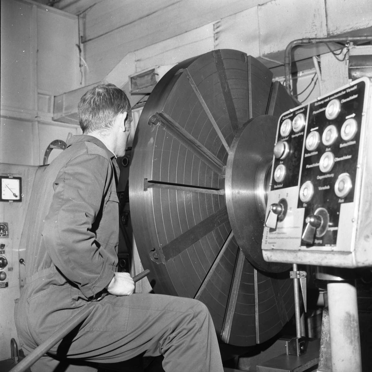 Bømlo. Produksjonslokalene til Wärtsila Norway A/S. Motor- deleproduksjon. Arbeiderne i dyp konsentrasjon.