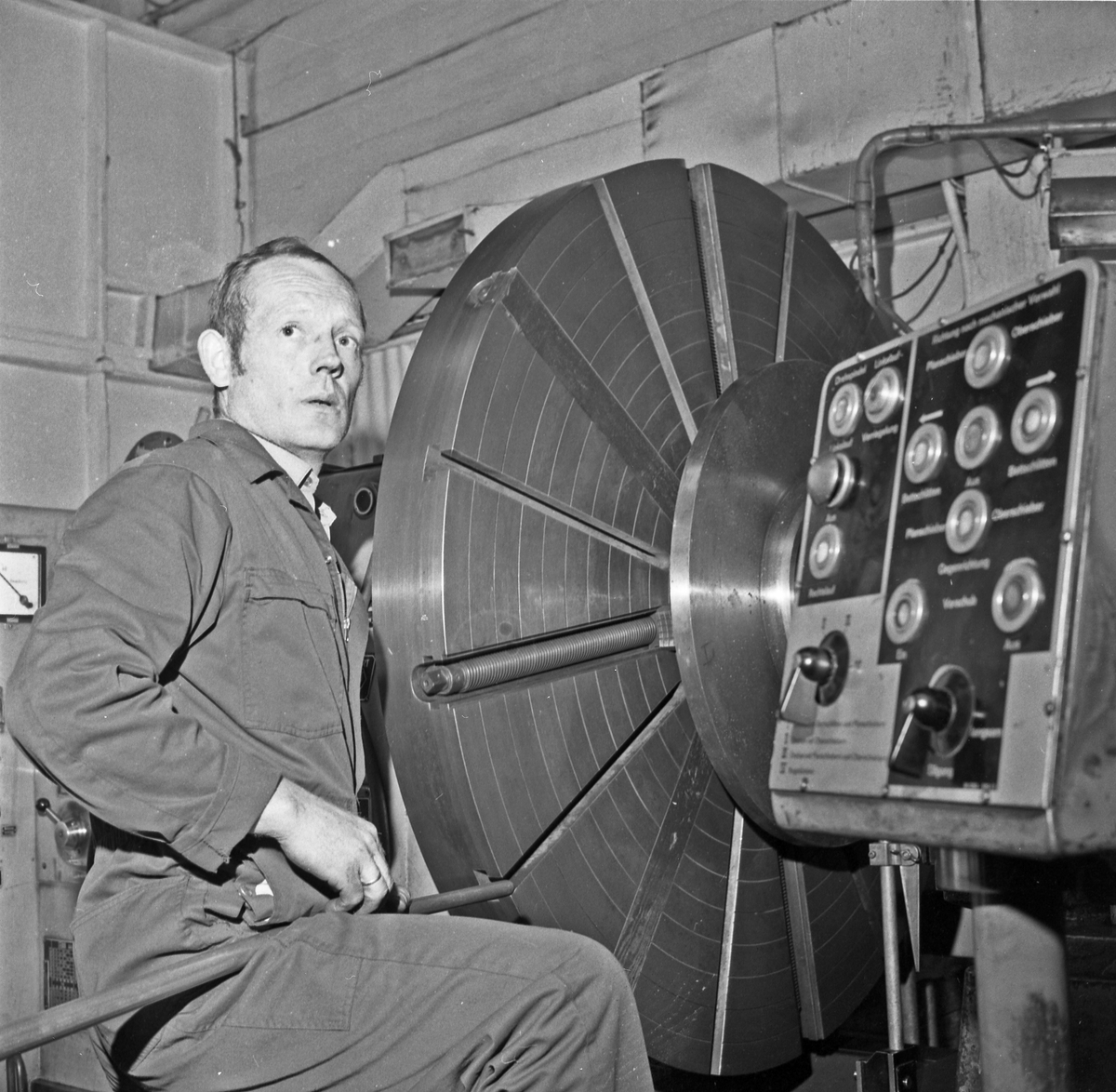 Bømlo. Produksjonslokalene til Wärtsila Norway A/S. Motor- deleproduksjon. Arbeiderne i dyp konsentrasjon.