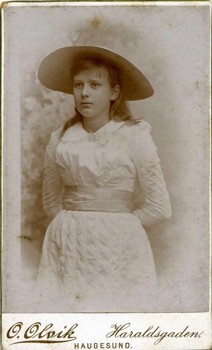 Portrett - Ung dame med stor hatt.