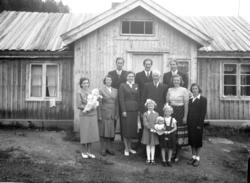 Familiegruppe
frå v.framme.Judith Strande Ødegård med Wench