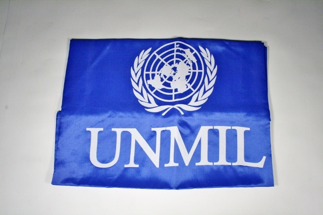 Blått flagg i kunststoff med FNs logo og teksten UNMIL
