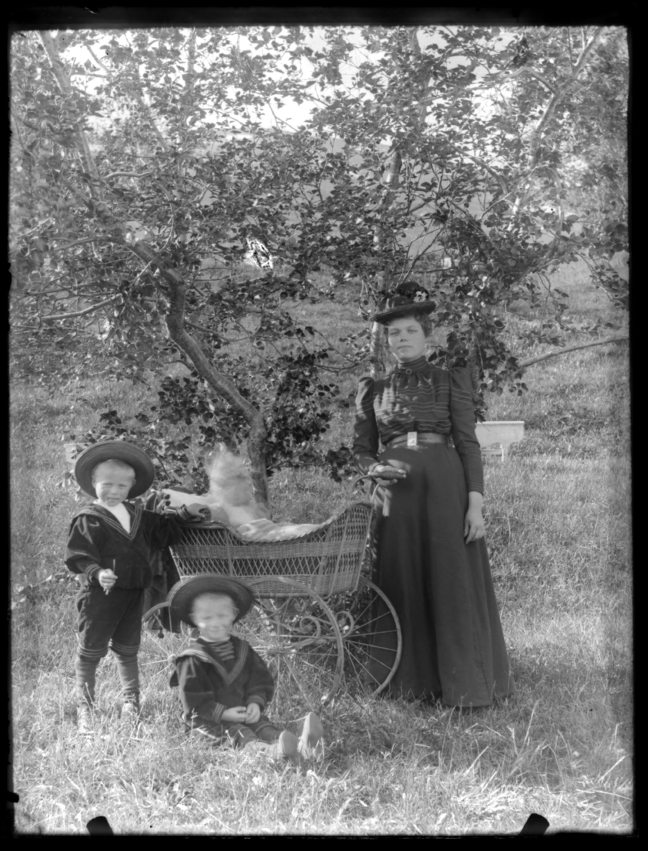 Martha Schrøn og barna hennes