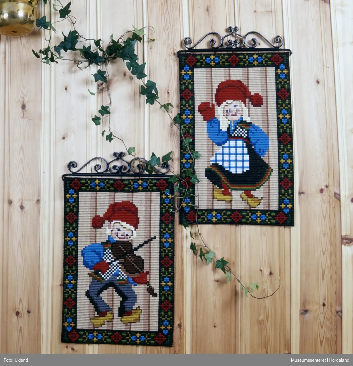 Reklamefoto av to broderte veggbilete med julemotiv av Design Gunnar P. Mønsterdesign: Laila Simonsen.