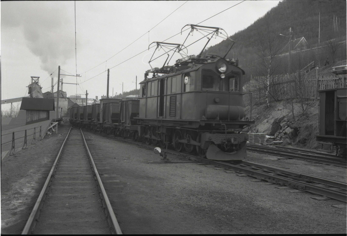 ASEA-lokomotiv med malmvogner. Thamshavnbanen.