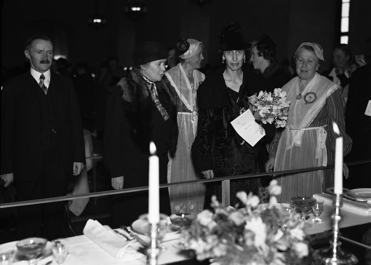 Kronprinsessan Louise på utställning i Uppsala september 1937, i sällskap av en man och folkdräktsklädda kvinnor
