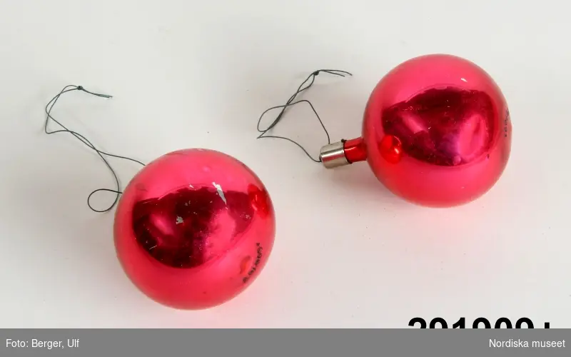 Huvudliggare:
"Julgransprydnad, glaskulor, 12 st; olika färger, en del folierade, nötta; upphängningshylsor; Diam ca 5 cm; förvaras i ask, indelad i 12 fack; mått 28 x 21,5 x 7 cm."

En av de 12 glaskulorna - en rund tvåfärgad rödvit rutig- är i 9 bitar.
2006-02-20 LEKÄ
