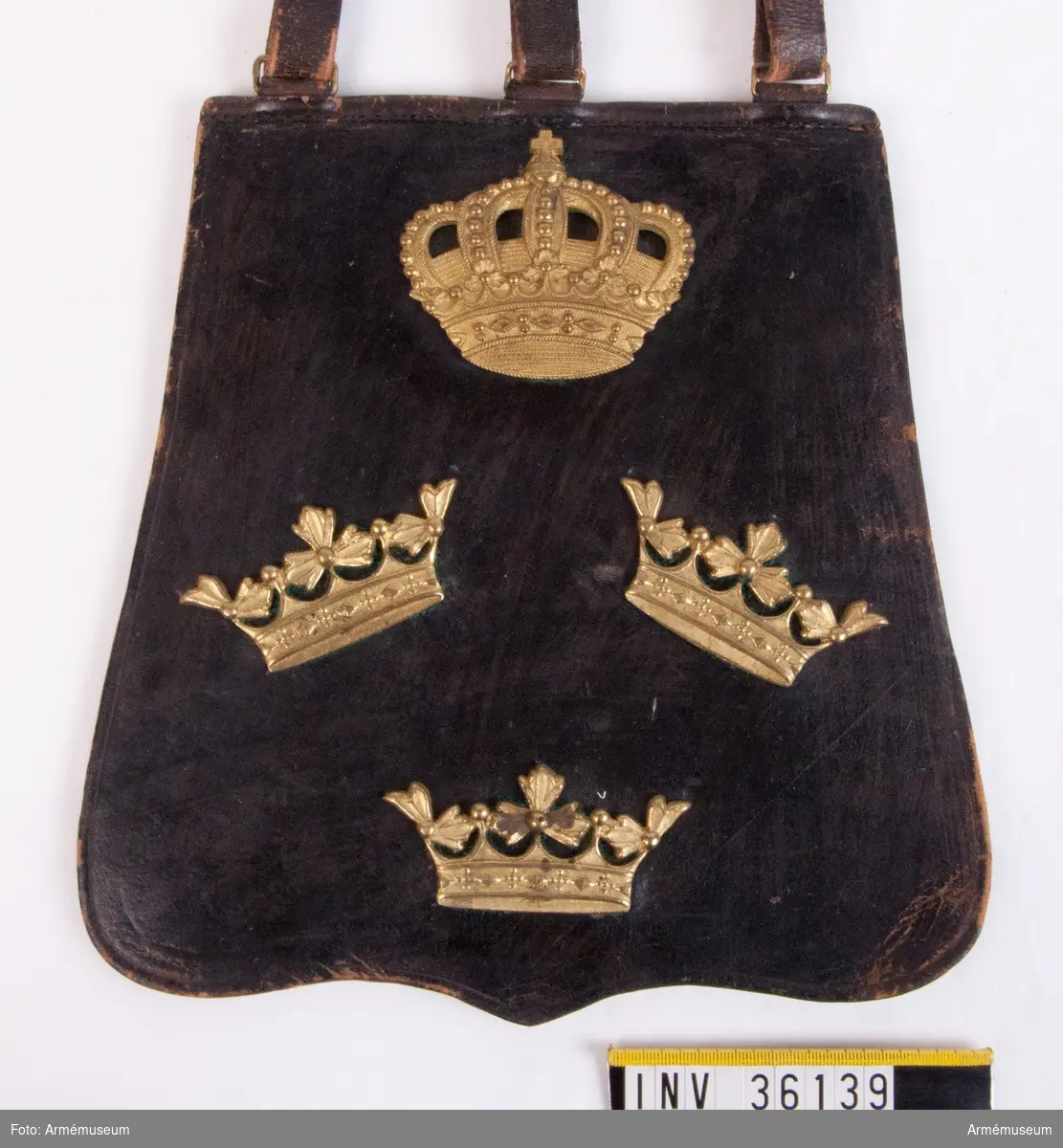 Grupp C I.
Sabeltaska av svart läder med tre kronor under en kunglig krona.