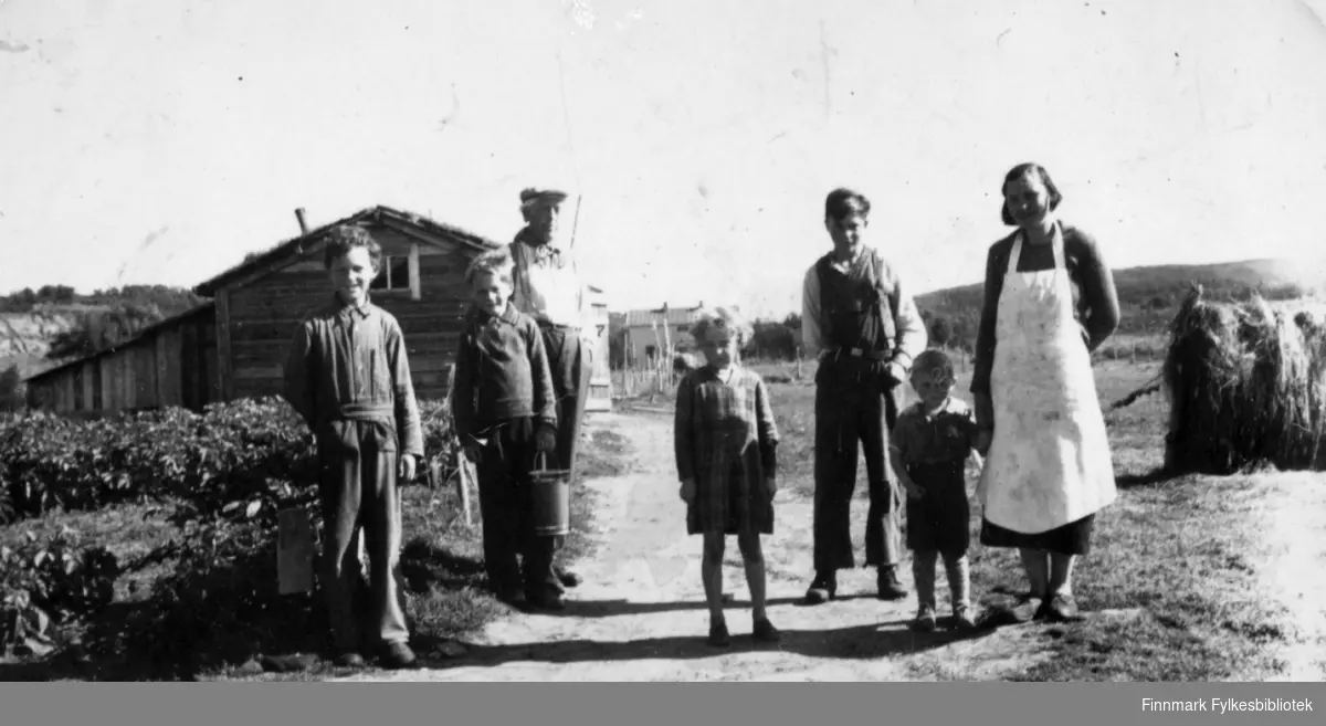 Gruppebilde tatt på gården Veines i Neiden, seinsommeren, antakelig 1939